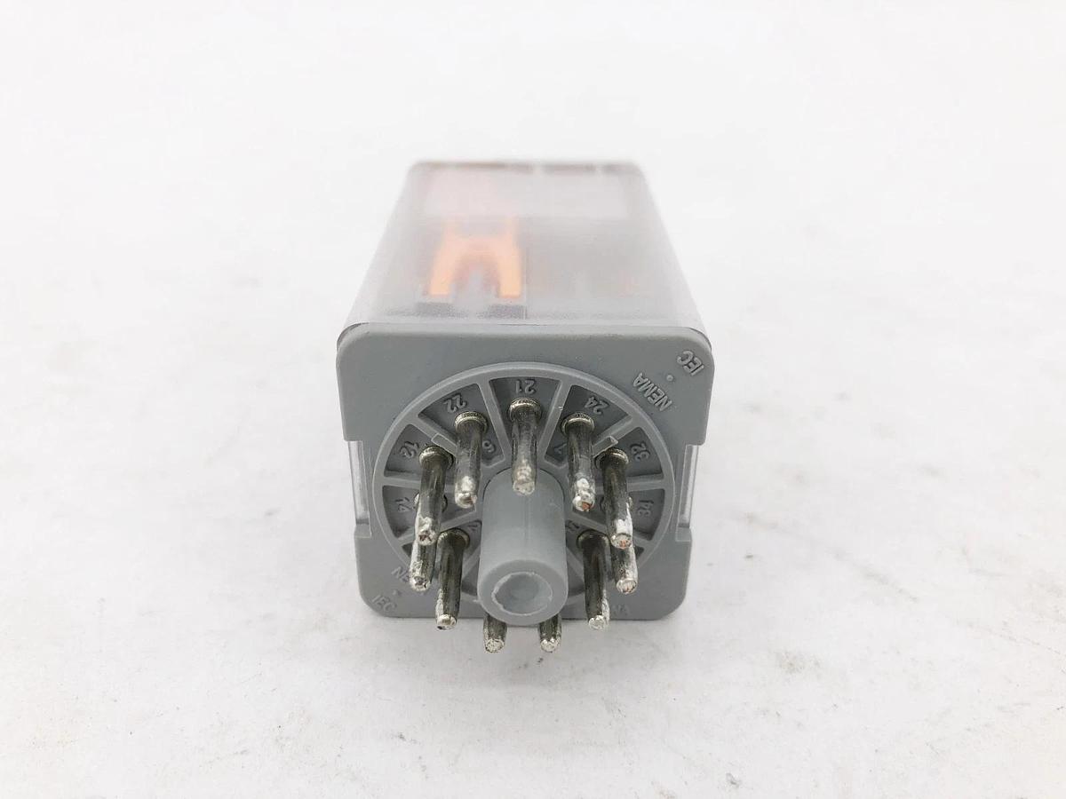New Eaton D3PF3AA Relay 3PDT Octal Full Feature 120VAC
