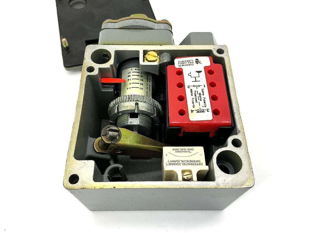 New Square D 9012GAW-2 Ser C Pressure Switch 1-40PSIG 600VAC 9012GAW2 - No Box