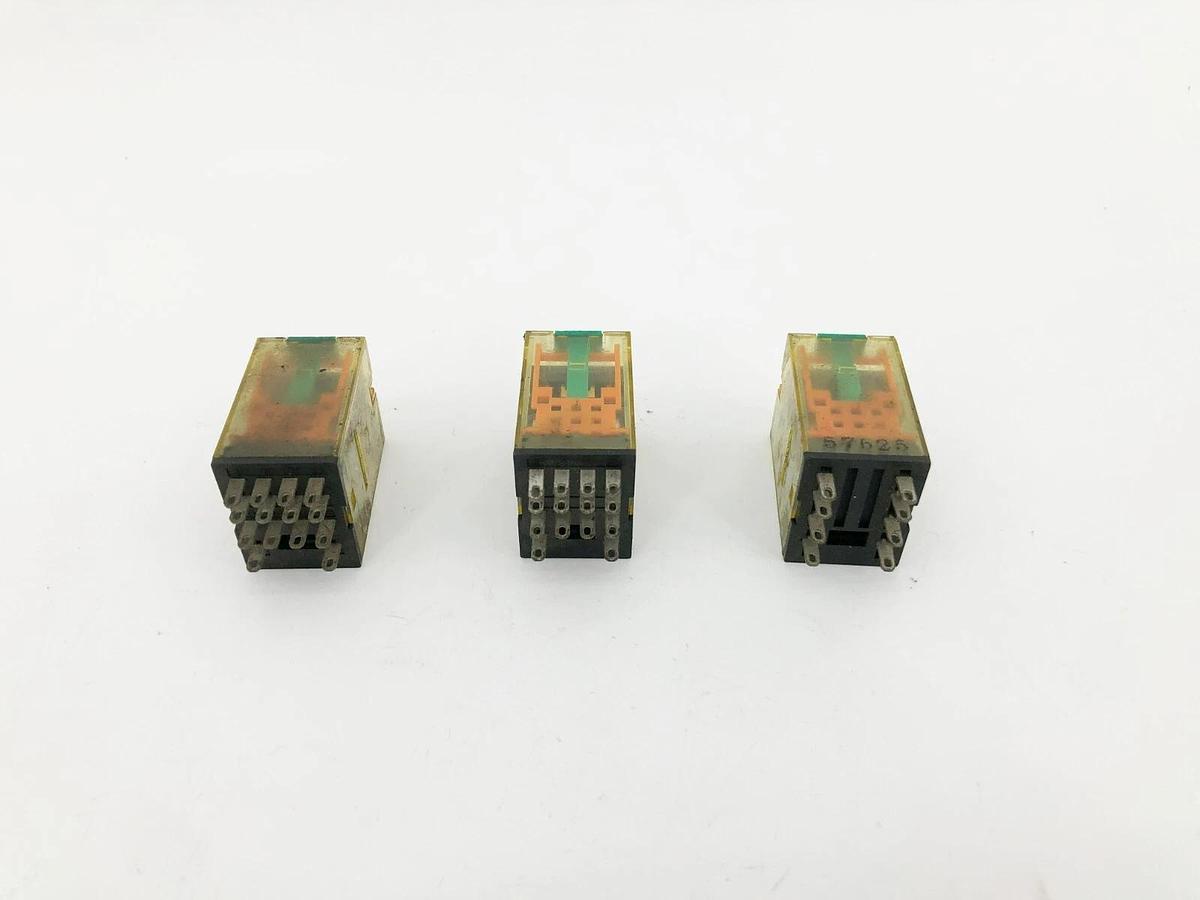 Used Lot of 3 IDEC RU2S-D24 Relays 8 Pin 10A 24VDC