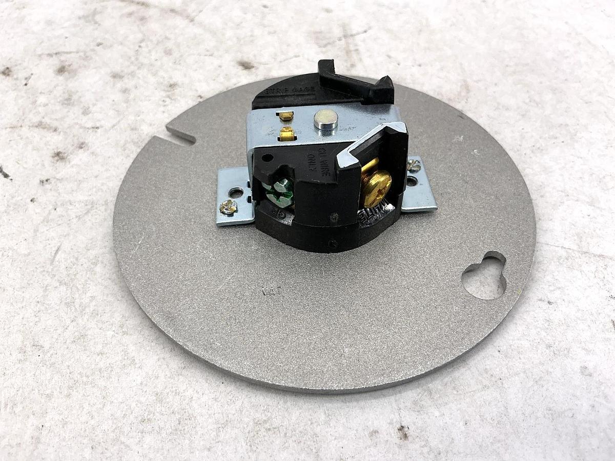 New Hubbell HBL4711 Single Recep On 4" Metal Twist-Lock 2-Pole 15A 125V