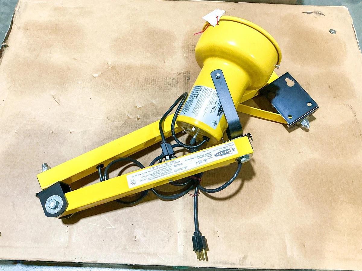 New Fostoria DKL-40VA-A Dock Light 120V 60Hz 10A