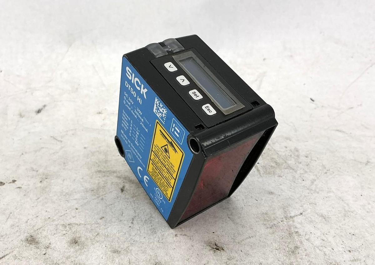 Used SICK DT50-N2113 Mid-Range Distance Laser Sensor Class 200mm 5-Pin 10-30V 1047398
