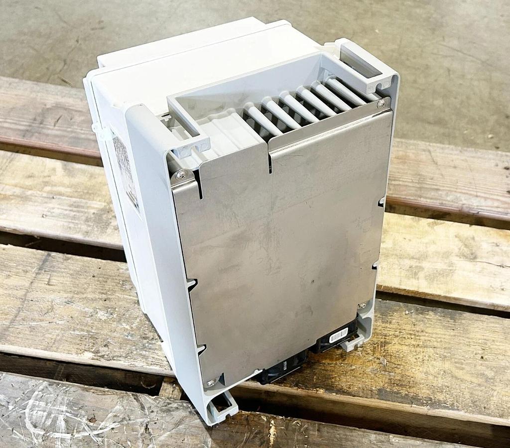 New Allen Bradley 20AE027C3AYNNNC0 AC Drive Powerflex 70 3Ph 600V 27A 25HP