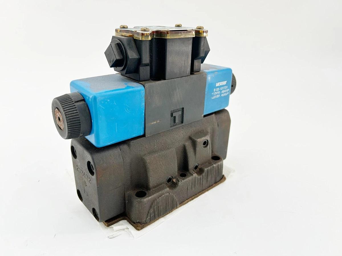 Used Vickers DG5S4-046C-T-M-FW-B5-60 Hydraulic Valve 3000PSI .48A 110/120V