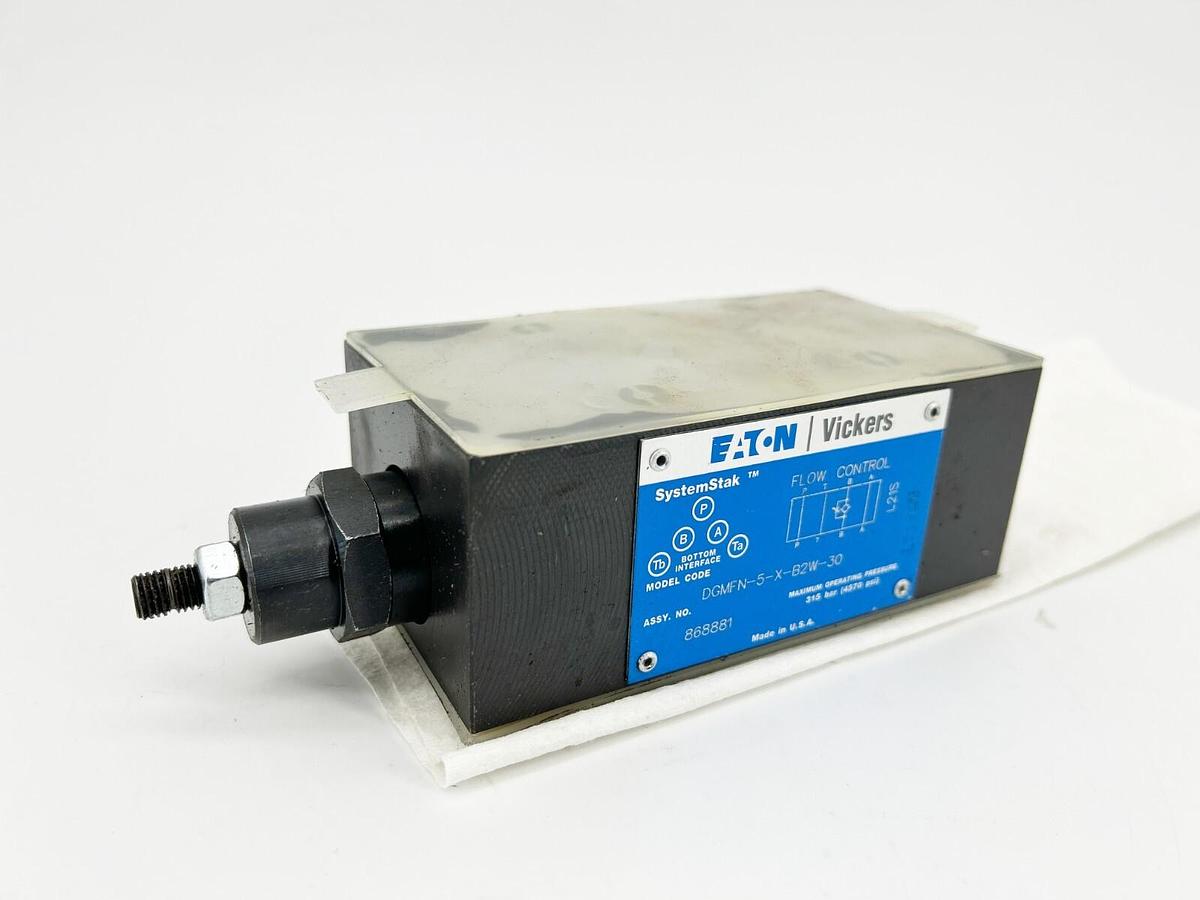 New Vickers DGMFN-5-X-B2W-30 Flow Control Valve 4570PSI 868881 - No Box