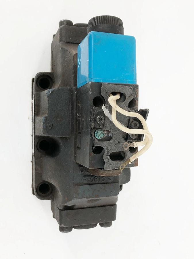 Used Vickers DG5S-8-2A-M-FW-B5-30 Solenoid Valve w/ DG4V-3S-2A-M-FW-B5-60 02-126461