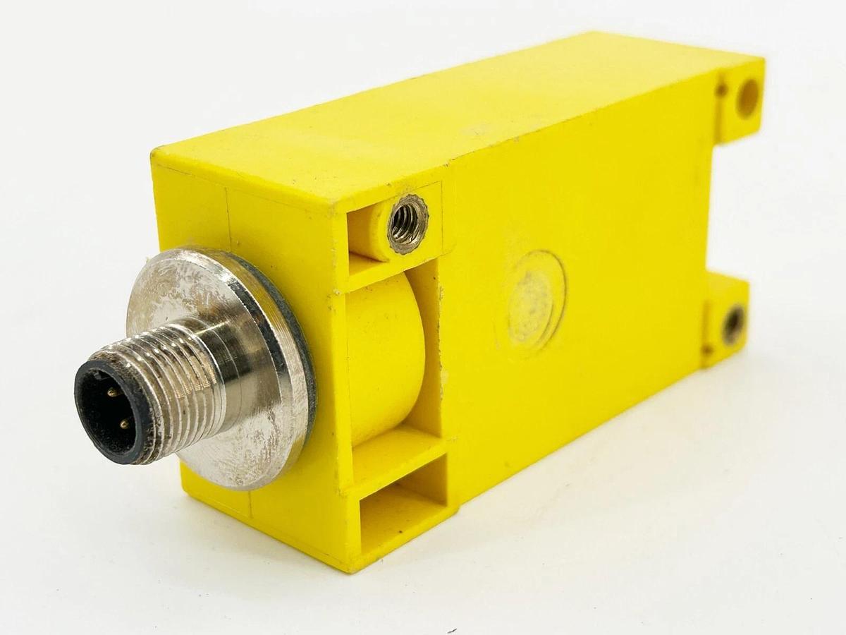Used Banner Engineering RWB4QDTH photoelectric Wiring Block 9810A