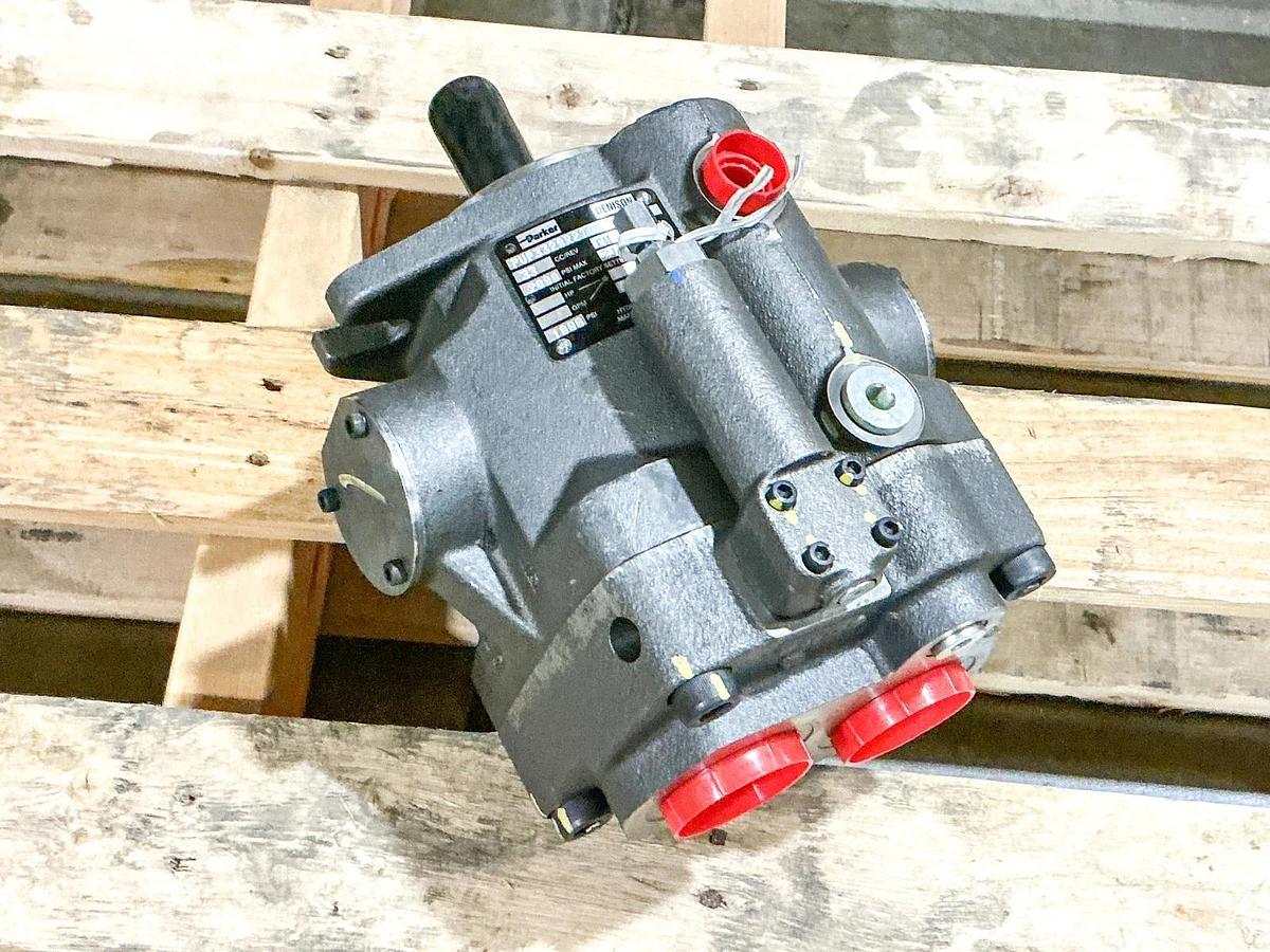 New Parker PVP3320R21 Hydraulic Pump 2000PSI CW Rotation 33 CC/Rev - No Box