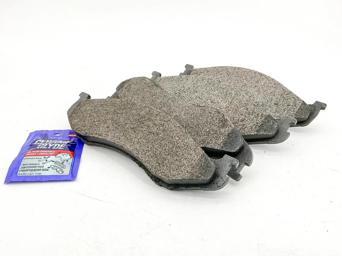 New Duralast MKD477 Brake Pad Kit 090054
