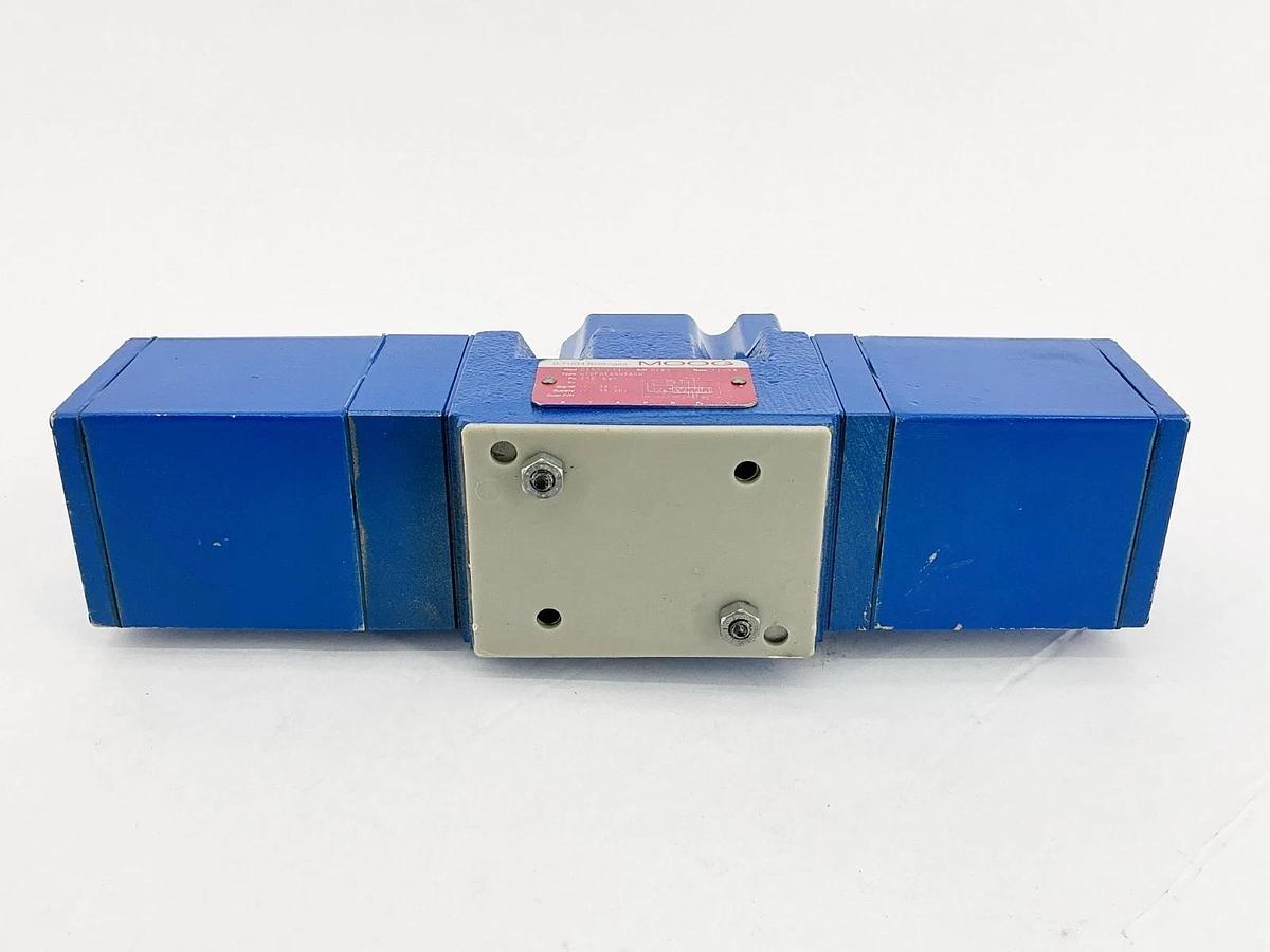 New Moog D651-413 Proportional Valve 210Bar 10-15V - No Box