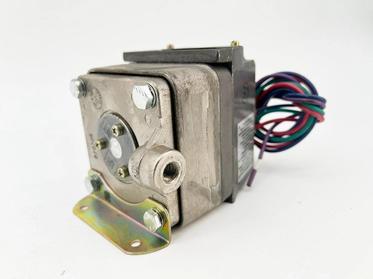 New Barksdale CDPD1H-A3SS Pressure Switch 3PSI 1/8NPT NEMA 4