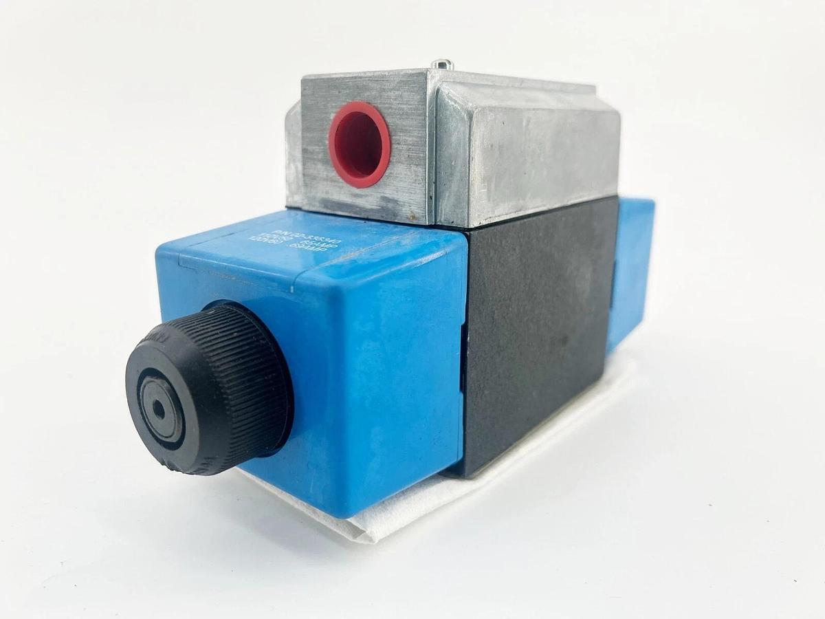 New Eaton DG4V4-012C-M-W-B5-10 Solenoid Valve 4500PSI 310Bar 02-337076 - No Box