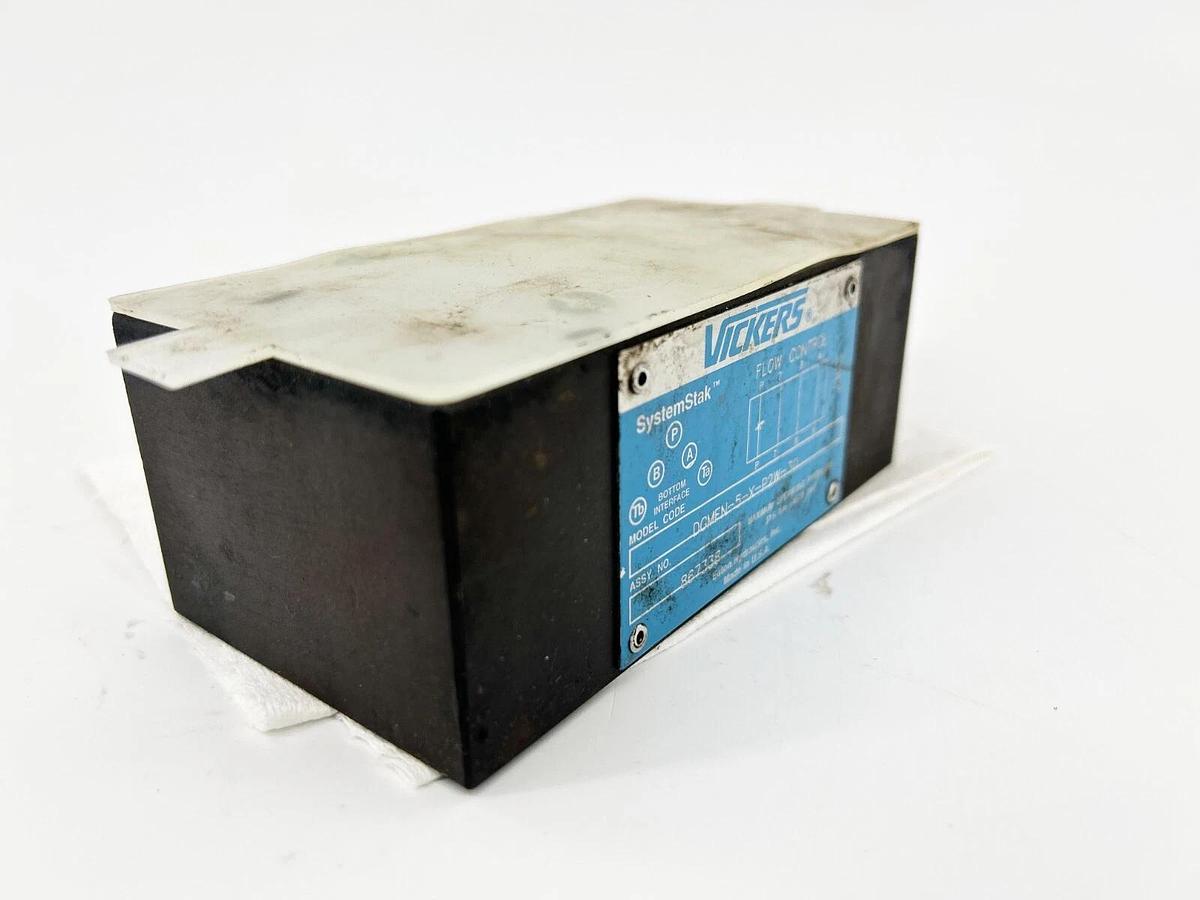 New Vickers DGMFN-5-X-P2W-30 Flow Control Valve 4570 PSI 315Bar 867338 - No Box