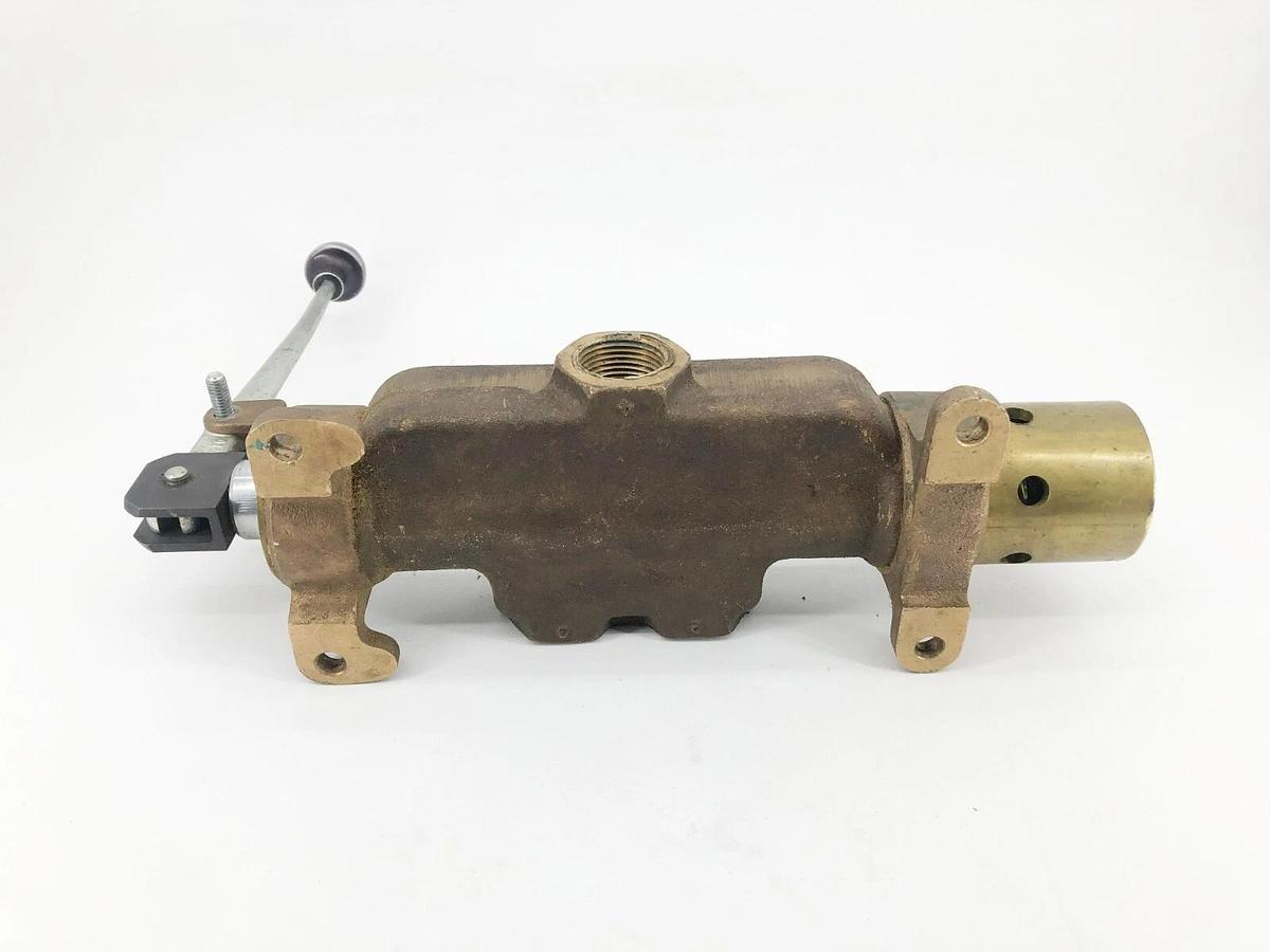 Used Parker M07484943 Manually Operated Directional Control Valve 200psig 1" NPT