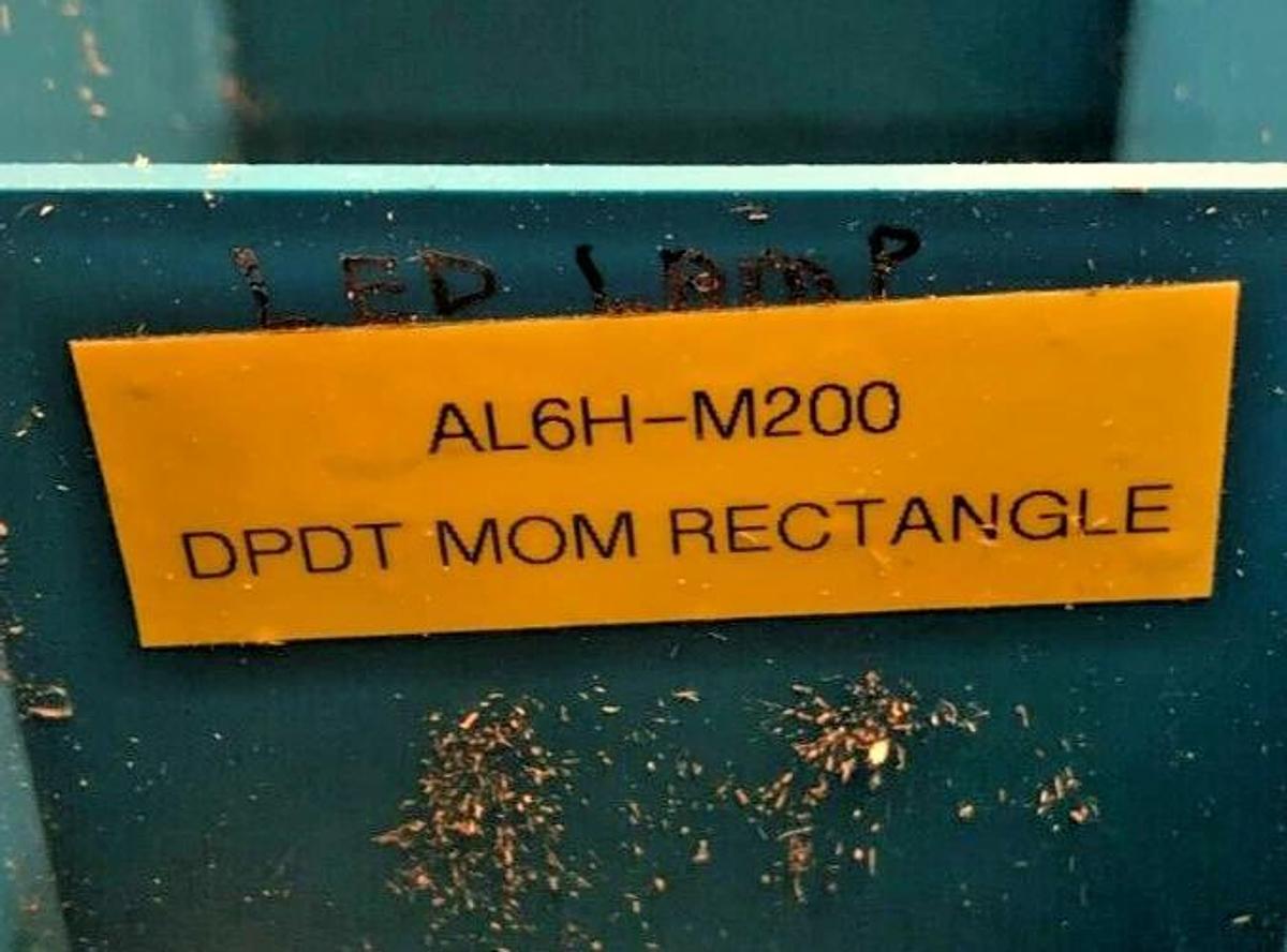 Lot of 4 New IDEC AL6H-M200 Momentary Rectangular Illuminated Pushbuttons