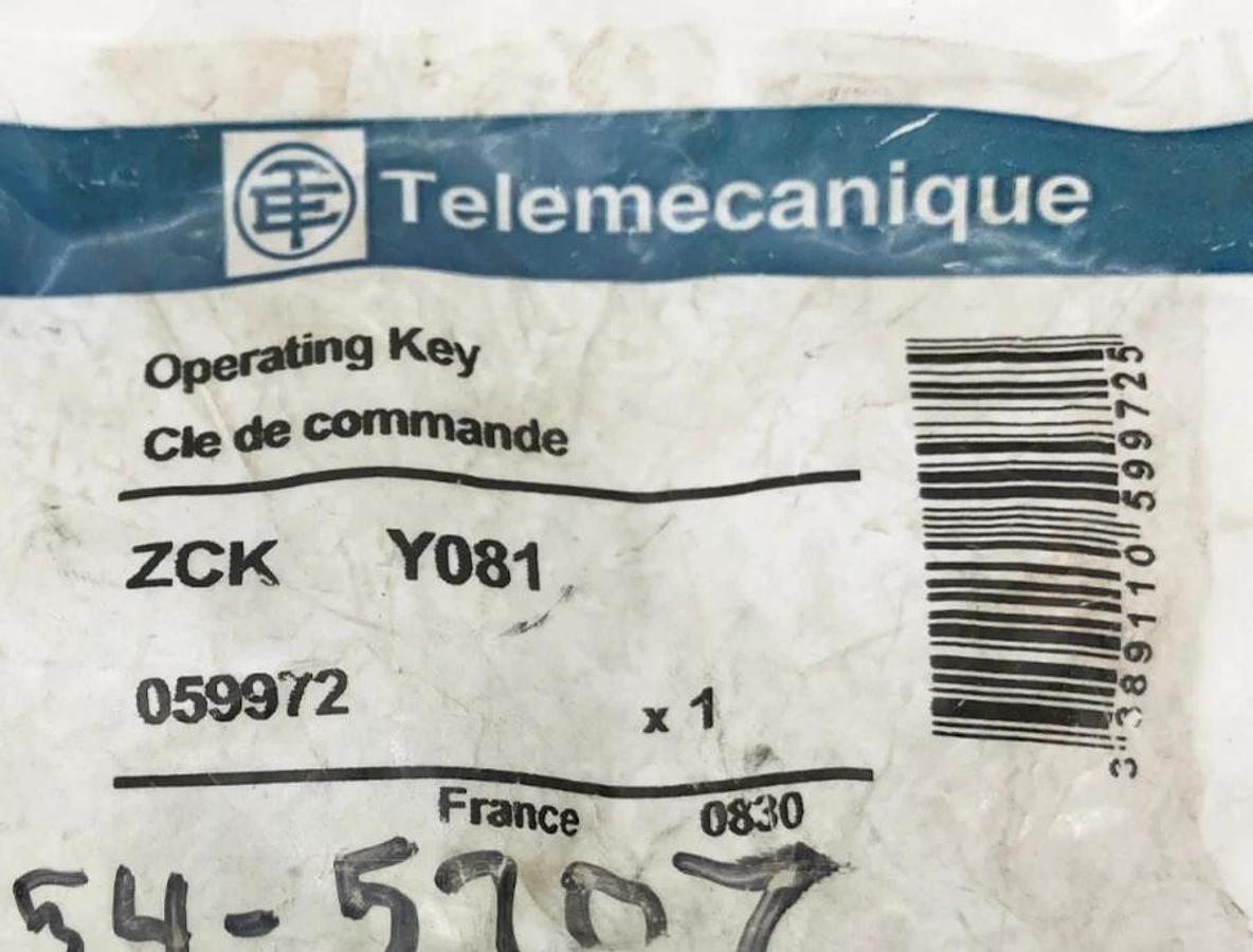 Lot of 2 New Telemecanique ZCK Y081 Operating Keys 059972