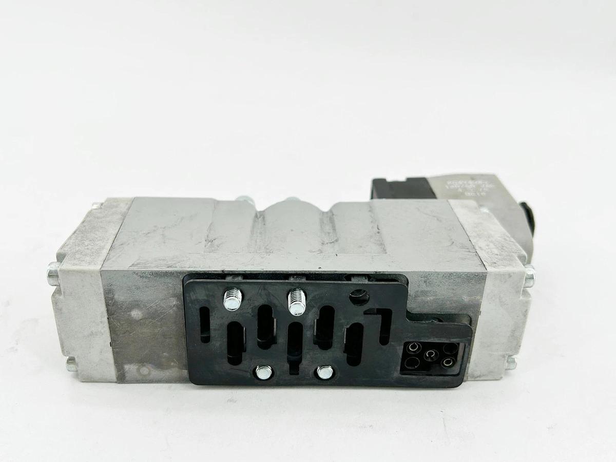 New Parker H11VXBG023C Solenoid Valve 120V 50/60Hz 2 Position Size 1 - No Box
