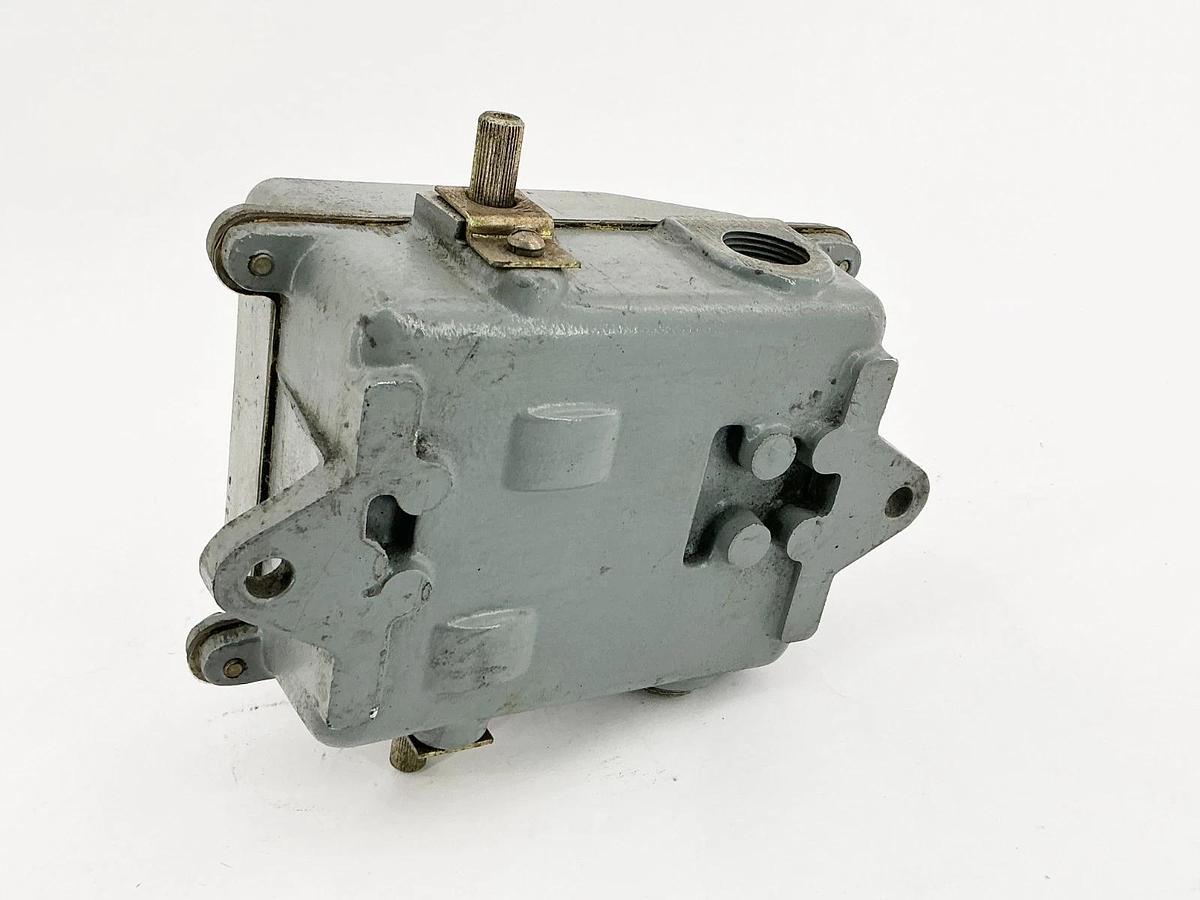 Used Cutler Hammer E84AAN Mill-Type Limit Switch Control 2200V 2NO-1NC NEMA 4