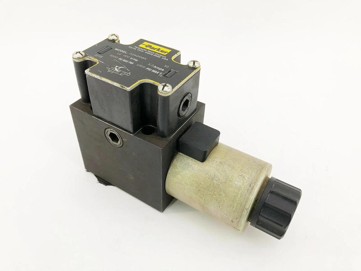 New Parker D3W2KNKK Directional Control Valve 12VDC 3A 5000psi Max
