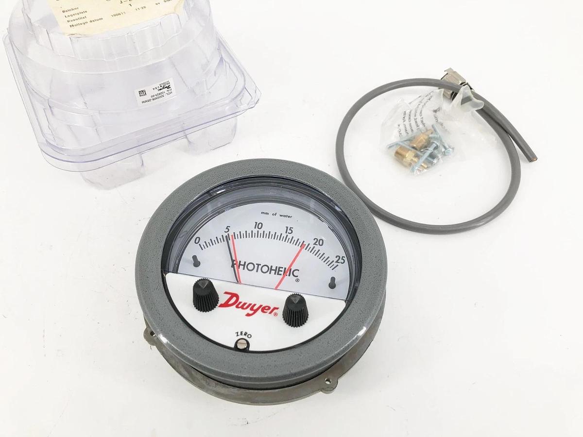 New Dwyer 3000MR-25MM Photohelic Pressure Gauge 25mm-H2O 1/8" NPTF 102923-00