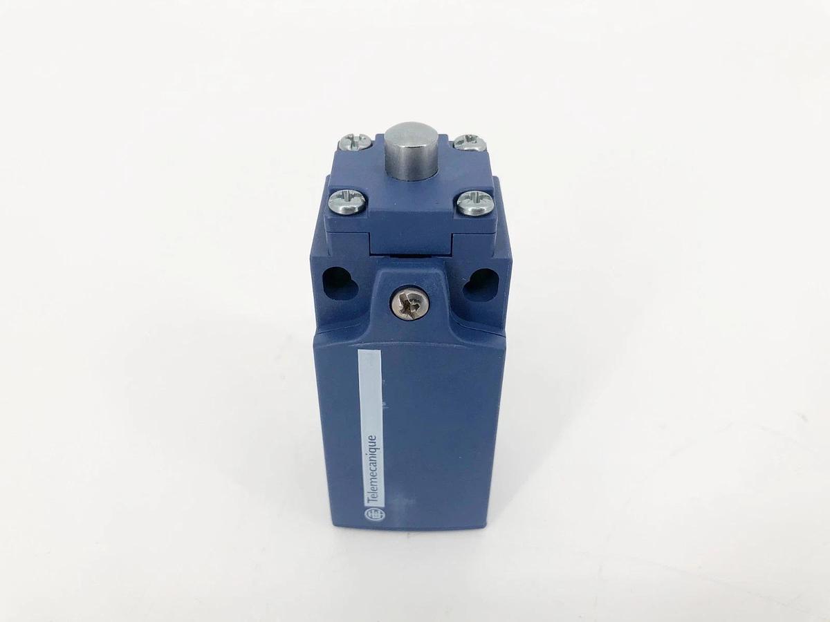 New Telemecanique XCKN2110G11 Limit Switch AC-15 240V 3A Ith: 10A - No Box
