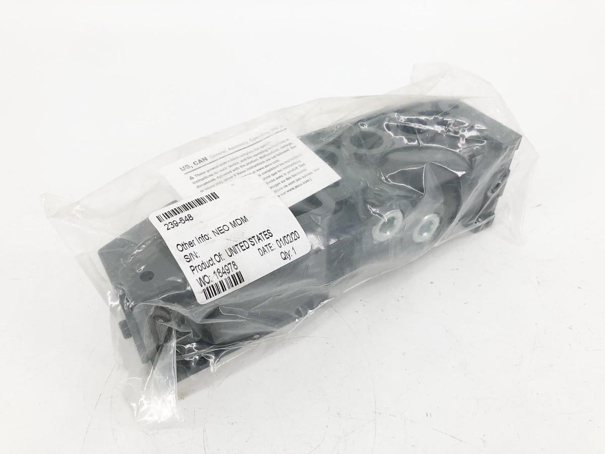New Numatics 239-648 Manifold Block 1/2" NPT S/B Plug-In Ports