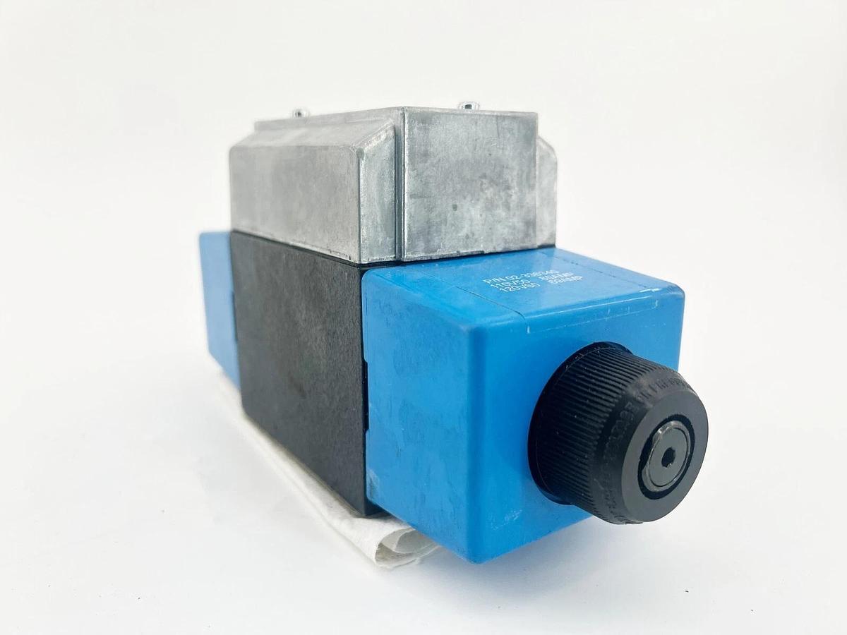 New Eaton DG4V4-012C-M-W-B5-10 Solenoid Valve 4500PSI 310Bar 02-337076 - No Box
