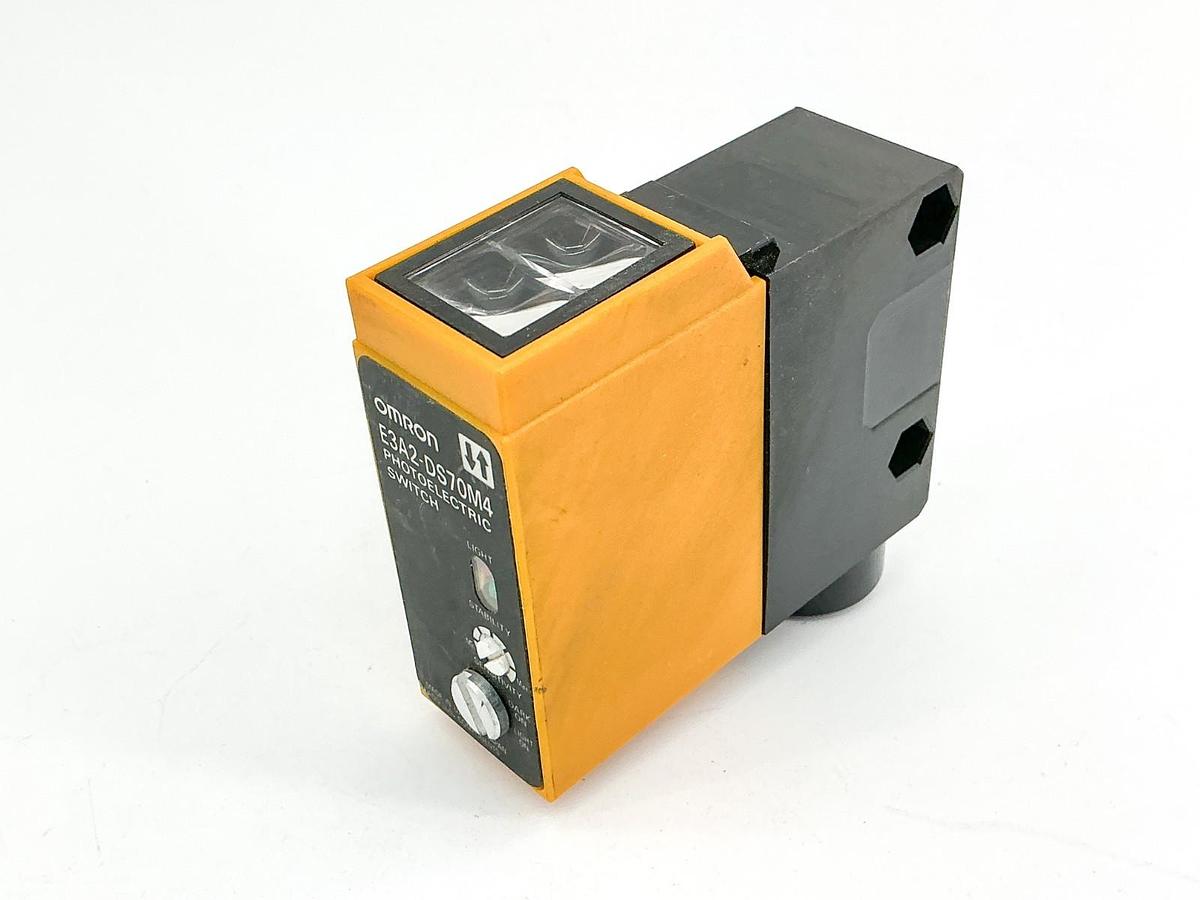 New Omron E3A2-DS70M4 Photoelectric Switch 24-240Vac 12-240VDC - No Box