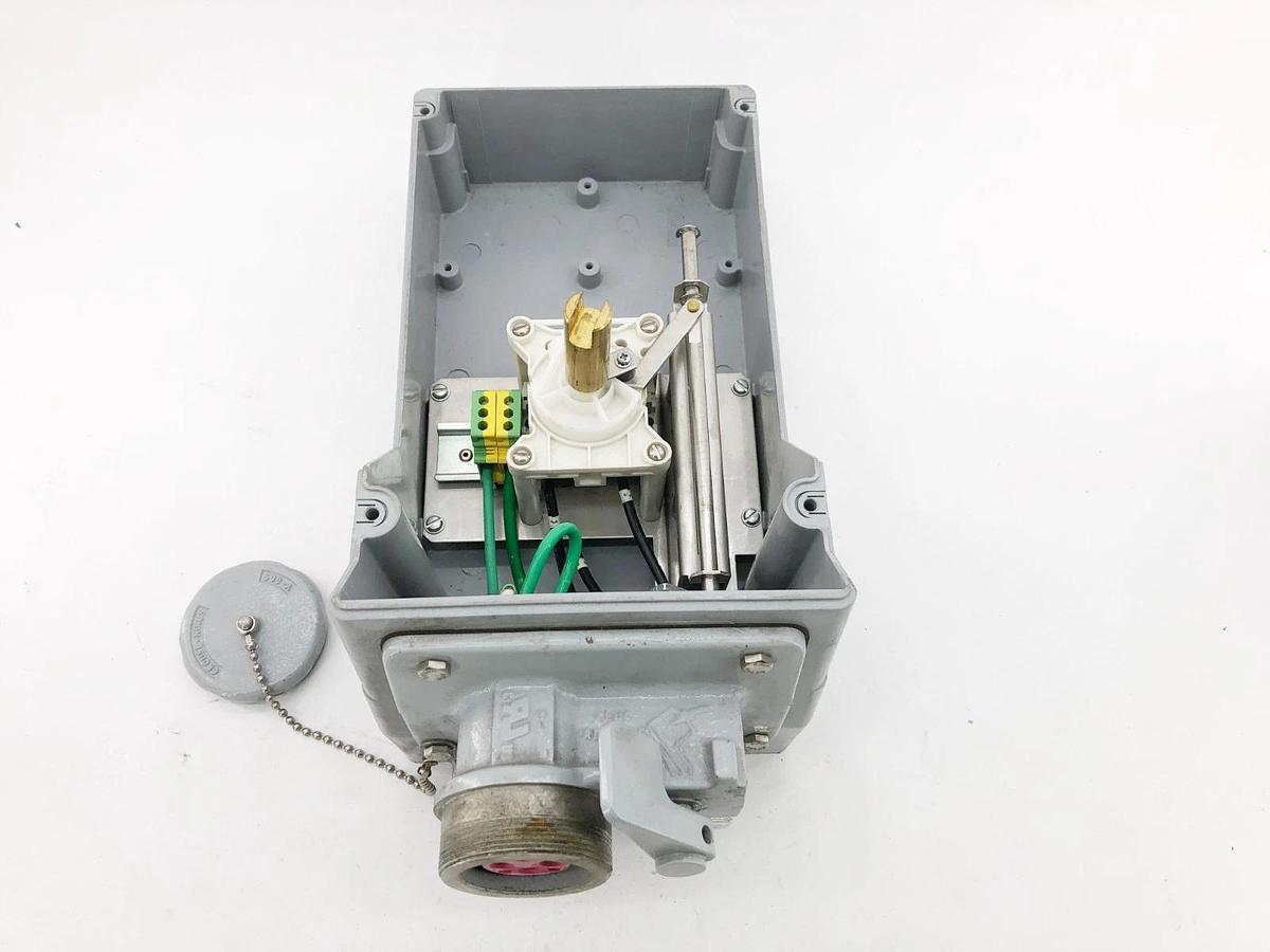 Used Eaton Crouse-Hinds CSR33542 Interlocked Arktite Receptacle (For Parts Only)
