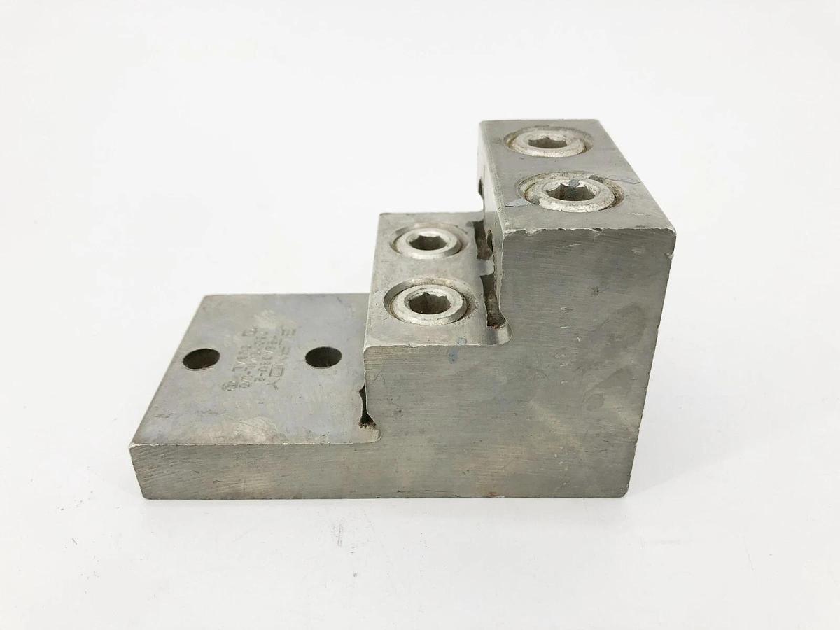 New Burndy K22A39U-2 Mechanical Lug 750 KCMIL - 1/0 CU9AL
