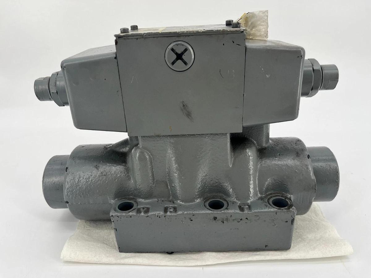 New Parker Hannifin D63W8C1Y Hydraulic Directional Control Valve 110V