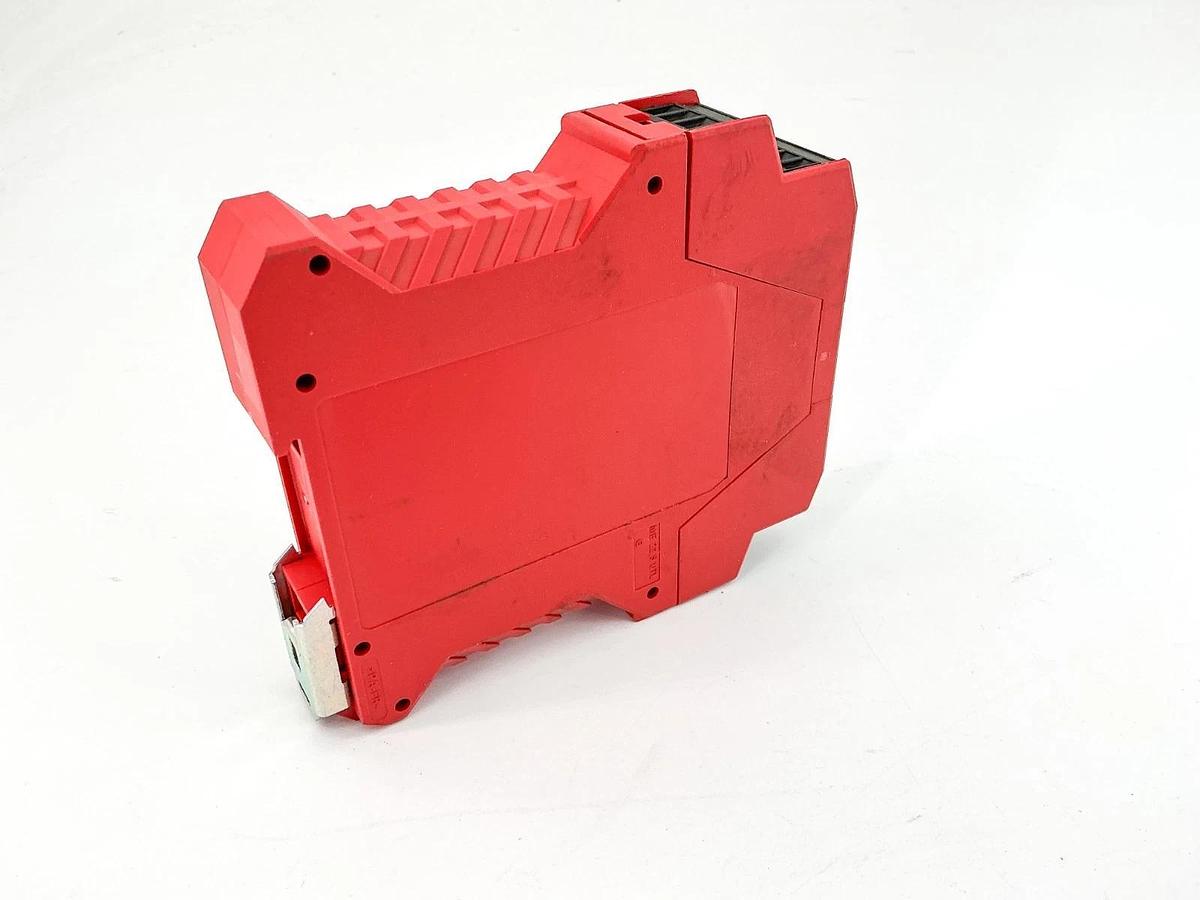 New Allen Bradley 440R-N23132 Guardmaster Safety Relay 24V 3A MSR127TP No Box