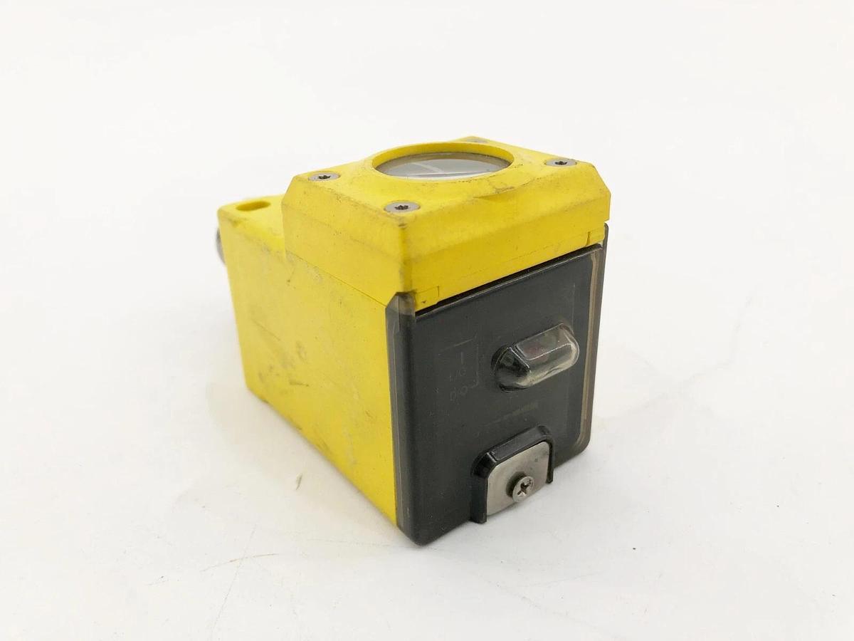 Used Banner Engineering Q45BW22CV4Q Photoelectric Sensor 90-250VAC 50/60Hz