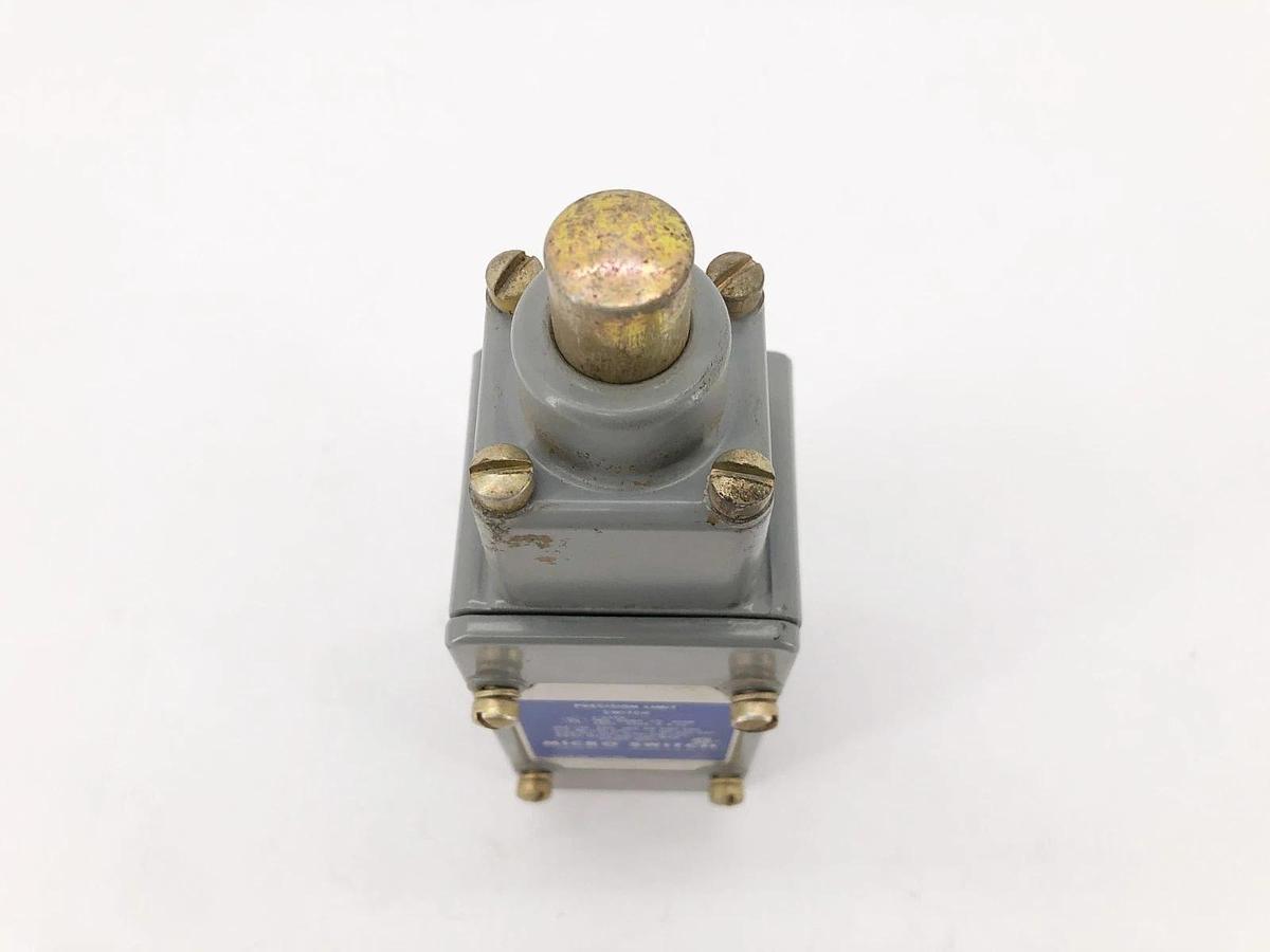 Used Honeywell 102ML1 Limit Switch Top Plunger 600VAC 10A 9025