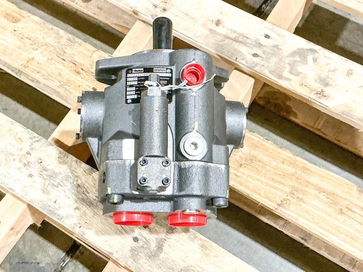 New Parker PVP3320R21 Hydraulic Pump 2000PSI CW Rotation 33 CC/Rev - No Box