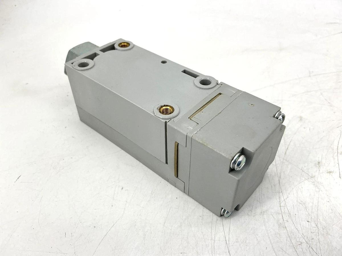 New Allen Bradley 802PR-LBAA1 Ser E Proximity Switch 1/2-14NPT 20-250V 50/60HZ