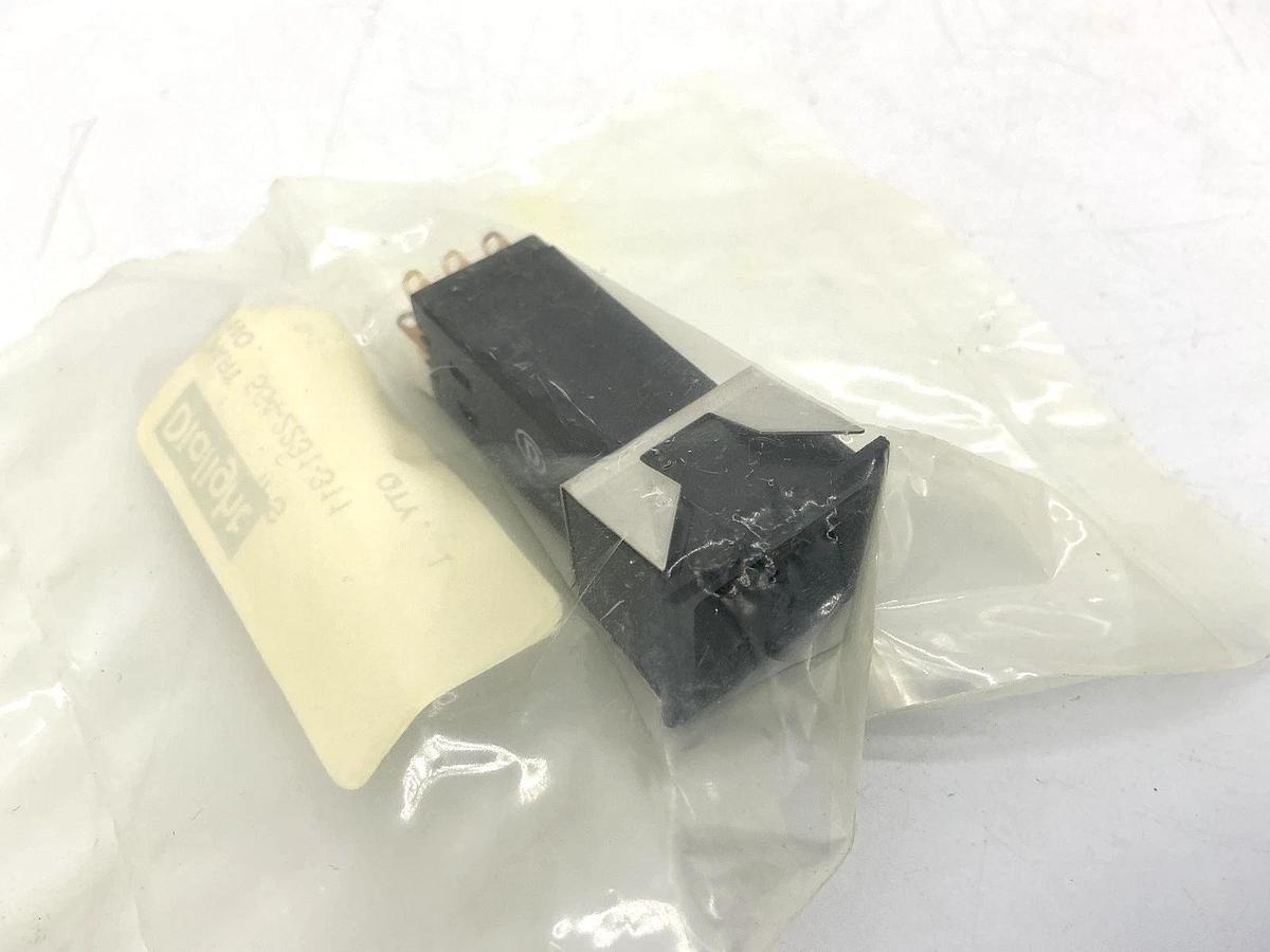 New Dialight 554-2231-311 Panel Mount Pushbutton Switch 8-Pin 1A 125VAC