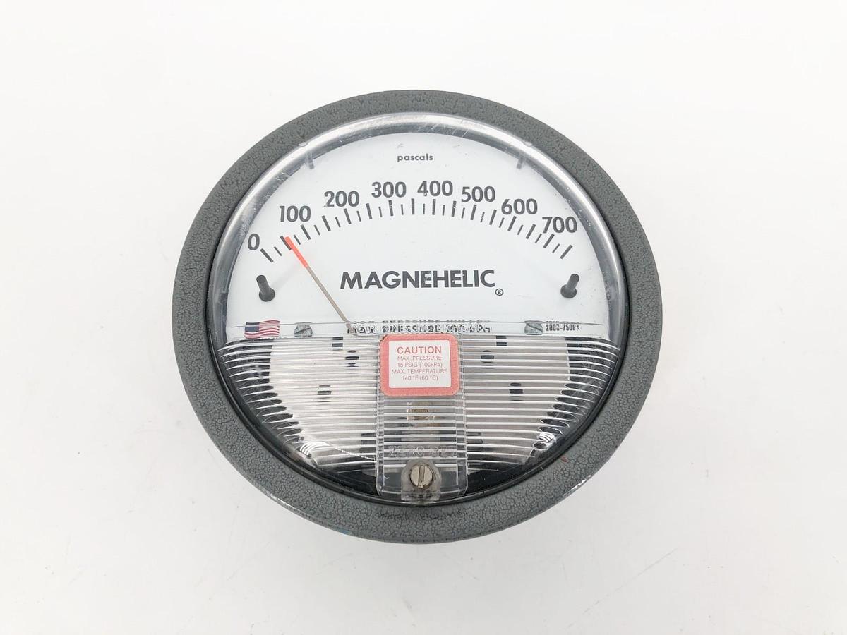 New Dwyer Magnehelic W08AD BB Pressure Gauge 0-700 pascals 100kPA Max - No Box