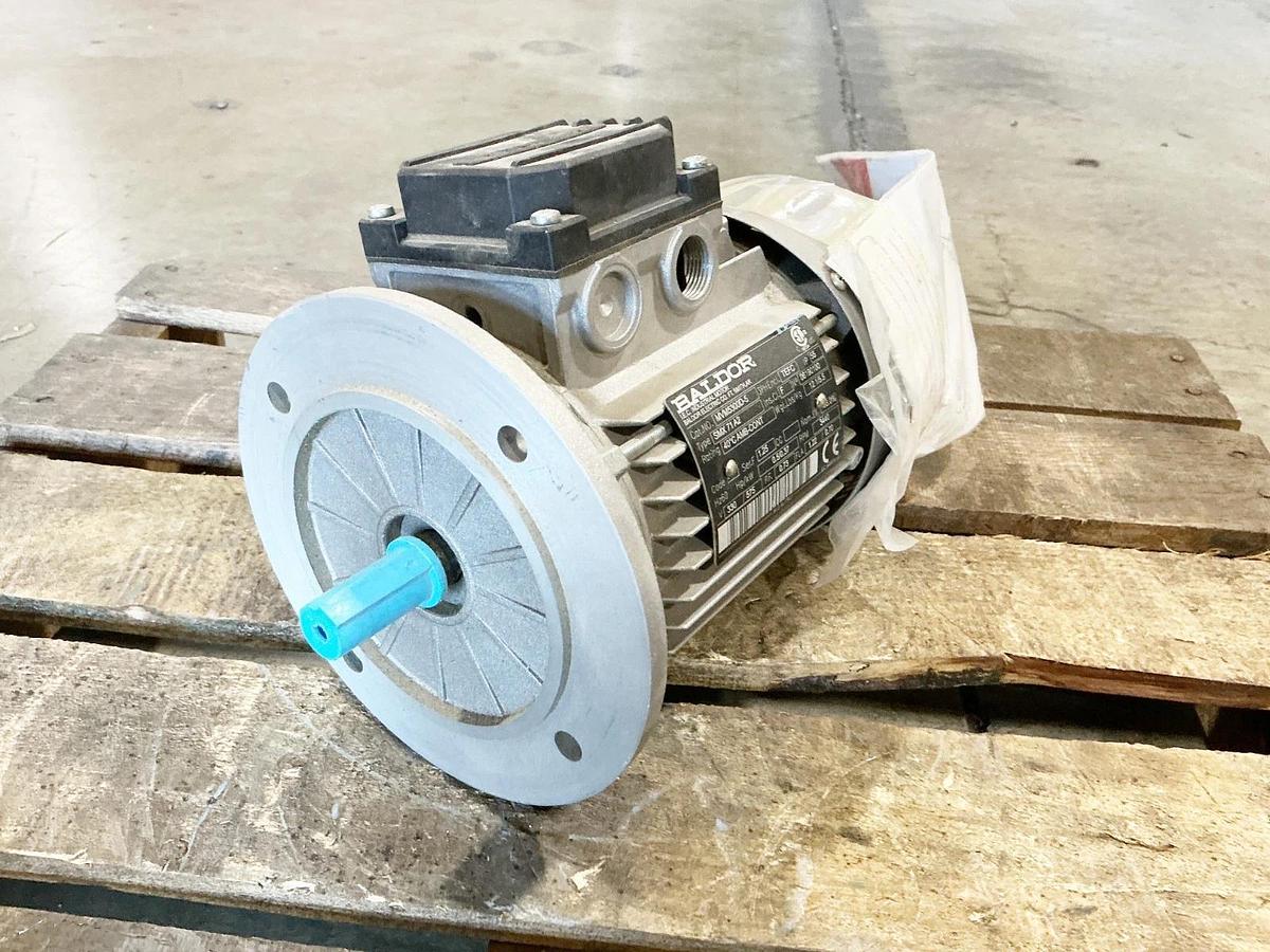 New Baldor MVM5300D-5 Electric Motor 575V 3440RPM 60Hz Type SMX71A2 - No Box