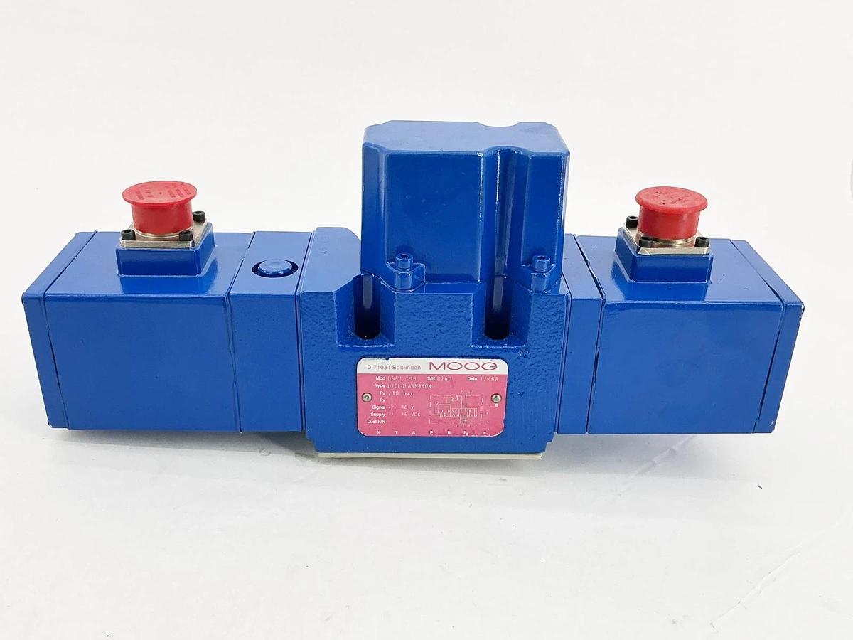New Moog D651-413 Proportional Valve 210Bar 10-15V - No Box