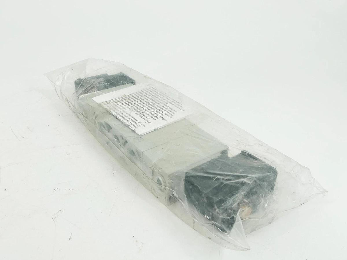 New Numatics L22BB652B017G61 Solenoid Valve 1/4" NPT 24VDC