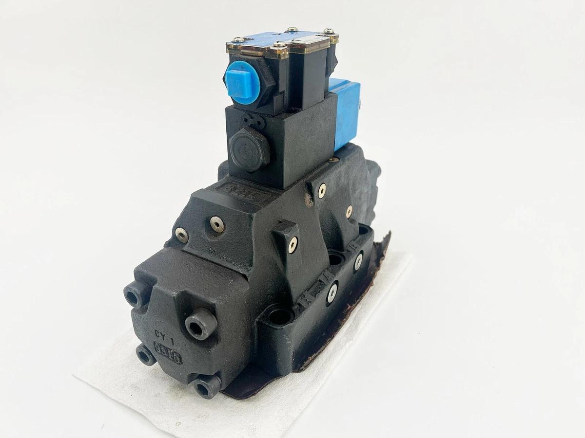 New Eaton DG5V-8-H-2A-M-FW-B-10 Directional Control Valve 02-325842 - No Box
