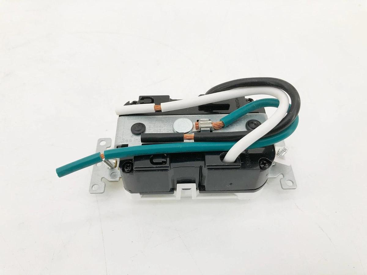 New Leviton GFTR2-3LW Duplex Receptacle Outlet White 20A 125V AC/CA