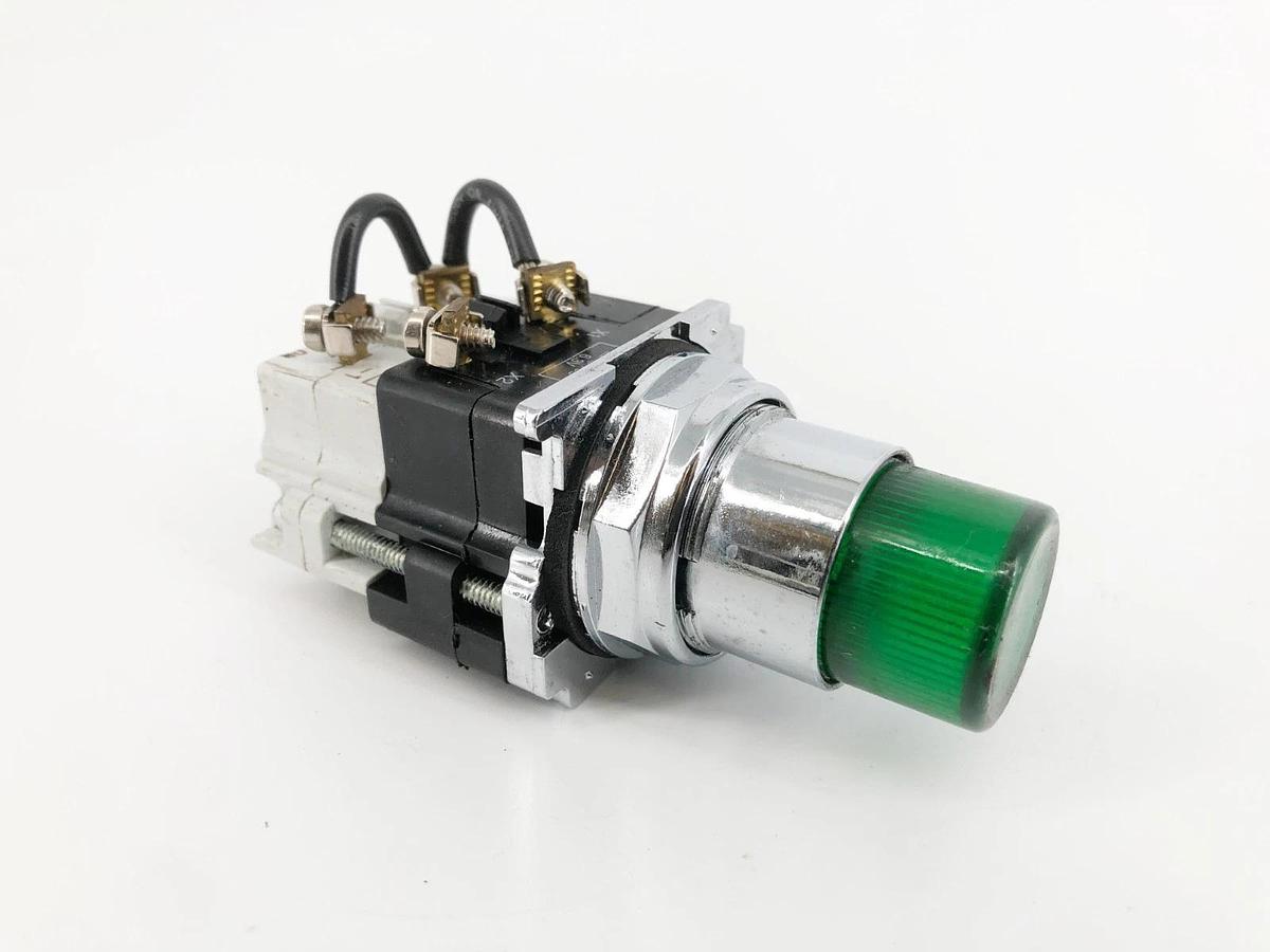 New Cutler Hammer 10250T/9100T/E34 Green Illuminated Pushbutton 120VAC - No Box