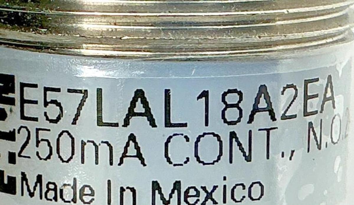 New Eaton E57LAL18A2EA Ser G1 Tubular Inductive Prox Sensor Sn=8mm 3P 20-250VAC
