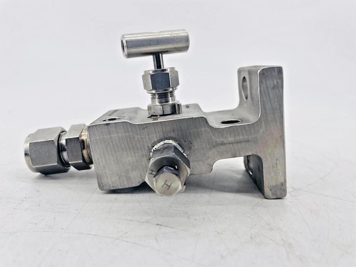 Used Swagelok SS-V2BF8-FL-G-SG-TR Instrument Manifold .125in
