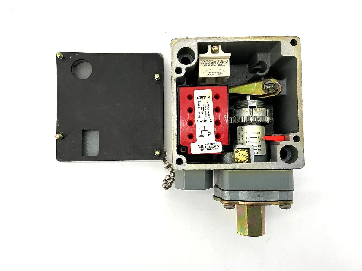 New Square D 9012GAW-2 Ser C Pressure Switch 1-40PSIG 600VAC 9012GAW2 - No Box