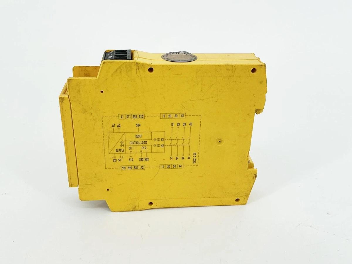 Used Sick UE43-4AR3D2 Safety Relay 24VDC 1.8W 3VA 6034775
