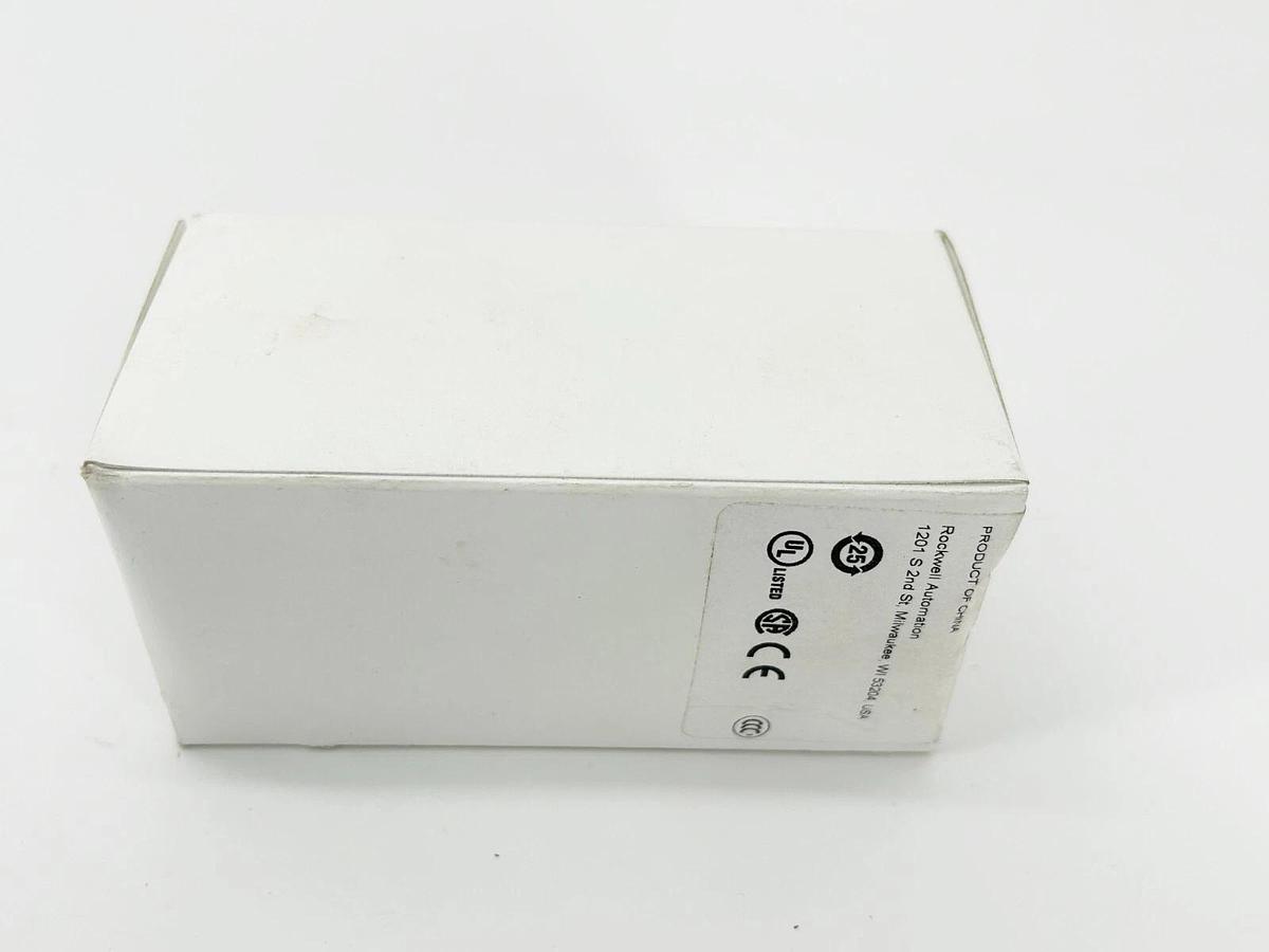 New Allen Bradley 800T-16HR2KB6AX Selector Switch 30MM 120V 2 Pos Red Ser.T