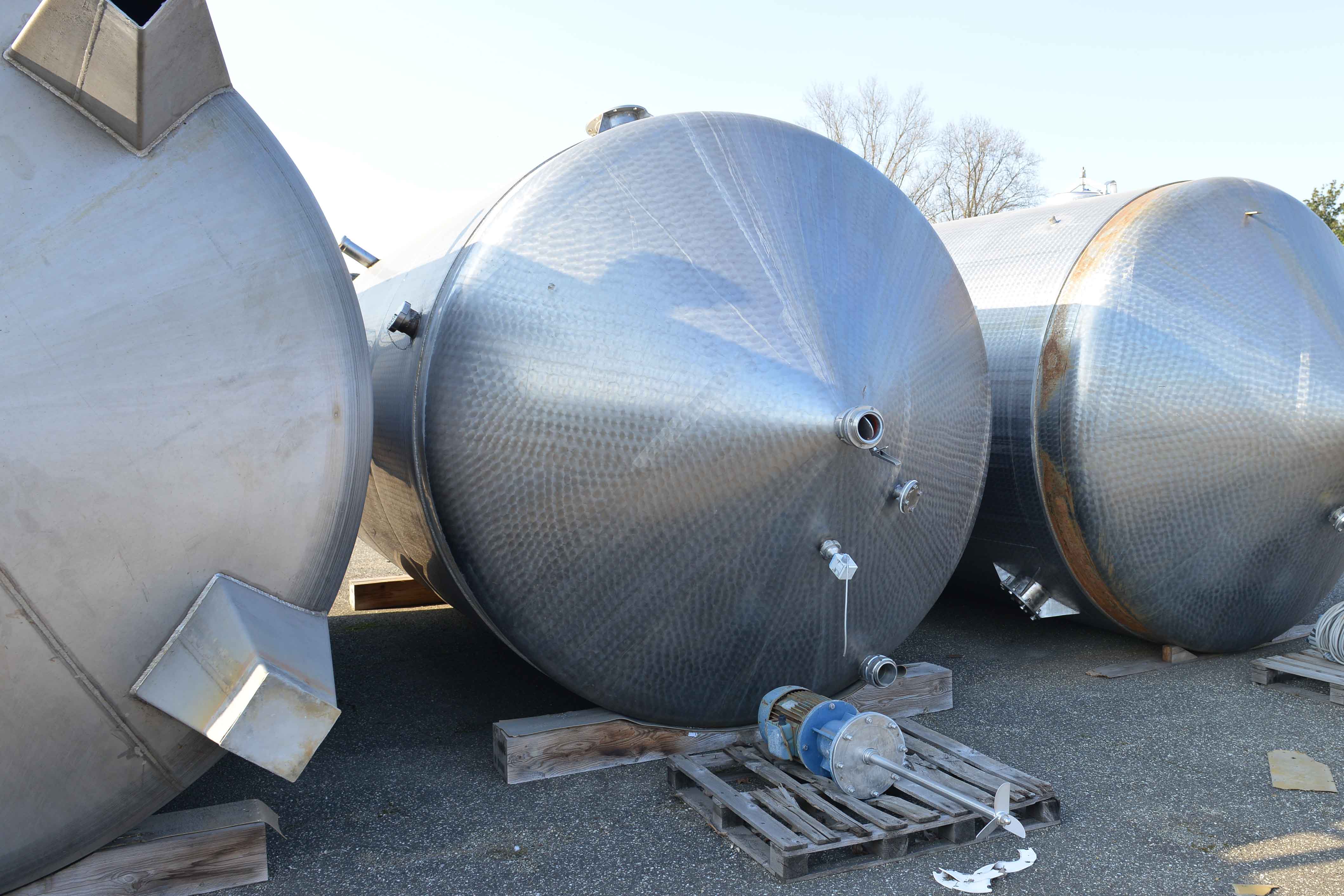 Used Serbatoio con fondo conico, da 31500 litri, con agitatore laterale